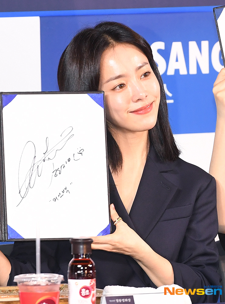 Actor Han Ji-min attends the Blue Dragon Film Hand printing event held at CGV Yeouido, Yeongdeungpo-gu, Seoul on October 28 and is doing photo time and hand printing.useful stock