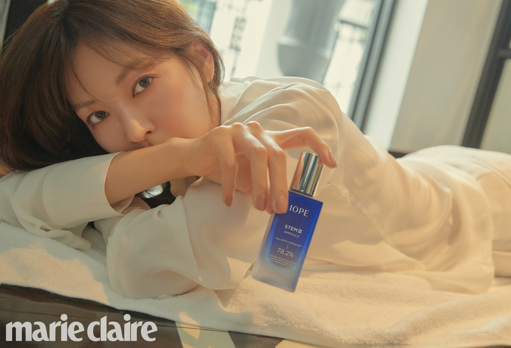 Kim So-yeon showed off his provocative charm.KBS 2TV Weekend Drama My most beautiful daughter in the world, actress Kim So-yeons Marie Claire pictorial Chuka cut, which was loved by Kang Mi-ri, was released on October 29th.Kim So-yeon, who had a hot portal on October 28, completed the elegant picture of Actor Kim So-yeon with a deeper and alluring look in the added picture.In particular, Kim So-yeon is the back door that showed off the charm of the original Hwa-gu by completely digesting the bold pose that he had not seen in the meantime as well as the alluring and elegant mood.bak-beauty