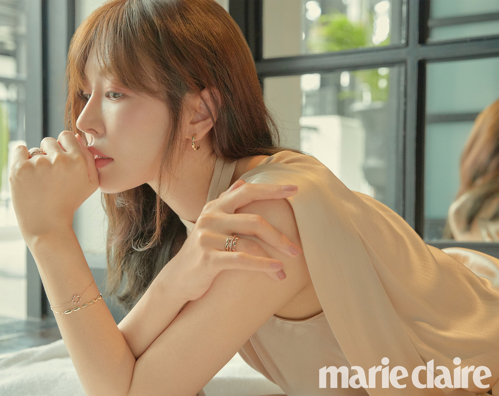 Kim So-yeon showed off his provocative charm.KBS 2TV Weekend Drama My most beautiful daughter in the world, actress Kim So-yeons Marie Claire pictorial Chuka cut, which was loved by Kang Mi-ri, was released on October 29th.Kim So-yeon, who had a hot portal on October 28, completed the elegant picture of Actor Kim So-yeon with a deeper and alluring look in the added picture.In particular, Kim So-yeon is the back door that showed off the charm of the original Hwa-gu by completely digesting the bold pose that he had not seen in the meantime as well as the alluring and elegant mood.bak-beauty