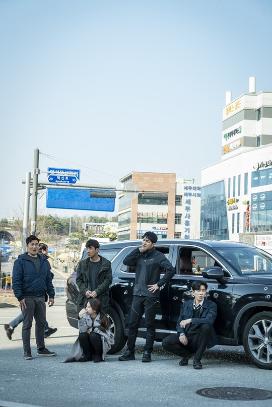 <p>Last week in the theater to literally shock the Volk was, ‘Vagabond’of The city shooting your the cut for release was.</p><p>SBS Gold review drama ‘Vagabond(VAGABOND)’(pole device, young-Cheol Kyung Yi/rendering type recognition) the last 12 times that Lee Seung-gi, the drain such as NIS agents and Jung Man-sik, a maximum season of chasing and being chased the vehicle chase you, the extreme confrontation belongs to The city total price, including throughout the best viewership 13. 3%(the Nielsen Korea nationwide standard)is recorded. Advertising officials of the main judgment, but the goal 2049 viewership in the top 5. 8% history, this day in the broadcast terrestrial and cable, and easily the whole # 1 spot in the sew steady. ‘Vagabond’last 9 on October 21, the first broadcast after 6 weeks of continuous full-to be No. 1 record to write out to a hot response that you are getting.</p><p>What than the last 12 times in the theater during the car delivery conditions(Lee Seung-gi), high street(for drainage)and with NIS elements with folk material type(Jung Man-sik) per day of indiscriminate shootings to avoid the road between the cars to juggle my delivery the box for the whole racing gang to, back give up day and The city in the middle towards gunfire bombardment, the blockbuster scale-grade action movie-like scenes containing him.</p><p>Broadcast after the end of the domestic and foreign viewers reaction too was hot. Viewers “screen with a game lumbosacral one of the”, “This is just an action movie game”, “these people create drama I made the film I”, “the thrill of the best suspense best pleasure the best and really the best! Crazy!”, “In this quality drama to it. I will”, “this is a forced fast track to becoming a” “already part 4 I left you! 16 is too short!” Such as reactions poured out that. This is like a ‘Vagabond’is the action the info Melo blockbuster that the work of identity clearly depicts a ‘different drama’What is not properly prove out.</p><p>In this regard Lee Seung-gi - drainage - the divine - the Jung Man-sik - Shin Seung-Hwan - Jang Hyuk photo - Max Steel and the body is not rolled unfolds, The city shooting some undisclosed public way eye-catching. First, Lee Seung-gi is on the scene arrived early for the body to unwind the tension and dusting himself off, and Actors, this arrived first daily massage with tenderness as strengthen vision. Also cut and camera at the same time to yourself and your colleagues shot of the overall monitoring responsibility over aspects all feel was.</p><p>Drainage is not unique to smile as the scene of the ‘human vitamins’and took an active part. As well as with the male Actors surpass fast running skills and not that strong body into the action scenes of the Vanguard, active in, both the tongue of my all him.</p><p>The scenes mood maker through the divine help is with actors, crew and the conversation and smiles are also shot there once simple expressions buds change as new admiration pour it were. Also violent action to repeat and the tension this fall if peers etc on the floor as something of a cheer-handed here.</p><p>Jung Man-sik is a performance, and bad writing even turned on the camera only if V it is a playful force as the scene laughter is made, and Jang Hyuk is heavy handcuffed the situation from uncomfortable to one not enthusiastically shooting at random. Max Steel role extreme weight expressionless murder weapon image, unlike the gums in full bloom and laugh, a person with a great smile of fatigue begin to wash away.</p><p>Manufacturer Celltrion the entertainment side are “Actors of the instructions no passion and sticky teamwork without never born were not able to think,”few days “have been tough, but a high paced and energetic scene birth I glad to”I said.</p><p>Meanwhile Minhang airliner crashed in the accident involved a man concealed the truth hidden in the huge country we need to dig that info-action Marshmallow ‘Vagabond’ 13 times ‘for the United States for Puerto Rico Baseball evaluation version as’coming due 11 November in 1, results open, after coming 11 September in 2 days will be broadcast</p>