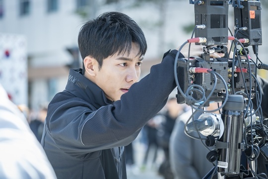 <p>Last week in the theater to literally shock the Volk was, ‘Vagabond’of The city shooting your the cut for release was.</p><p>SBS Gold review drama ‘Vagabond(VAGABOND)’(pole device, young-Cheol Kyung Yi/rendering type recognition) the last 12 times that Lee Seung-gi, the drain such as NIS agents and Jung Man-sik, a maximum season of chasing and being chased the vehicle chase you, the extreme confrontation belongs to The city total price, including throughout the best viewership 13. 3%(the Nielsen Korea nationwide standard)is recorded. Advertising officials of the main judgment, but the goal 2049 viewership in the top 5. 8% history, this day in the broadcast terrestrial and cable, and easily the whole # 1 spot in the sew steady. ‘Vagabond’last 9 on October 21, the first broadcast after 6 weeks of continuous full-to be No. 1 record to write out to a hot response that you are getting.</p><p>What than the last 12 times in the theater during the car delivery conditions(Lee Seung-gi), high street(for drainage)and with NIS elements with folk material type(Jung Man-sik) per day of indiscriminate shootings to avoid the road between the cars to juggle my delivery the box for the whole racing gang to, back give up day and The city in the middle towards gunfire bombardment, the blockbuster scale-grade action movie-like scenes containing him.</p><p>Broadcast after the end of the domestic and foreign viewers reaction too was hot. Viewers “screen with a game lumbosacral one of the”, “This is just an action movie game”, “these people create drama I made the film I”, “the thrill of the best suspense best pleasure the best and really the best! Crazy!”, “In this quality drama to it. I will”, “this is a forced fast track to becoming a” “already part 4 I left you! 16 is too short!” Such as reactions poured out that. This is like a ‘Vagabond’is the action the info Melo blockbuster that the work of identity clearly depicts a ‘different drama’What is not properly prove out.</p><p>In this regard Lee Seung-gi - drainage - the divine - the Jung Man-sik - Shin Seung-Hwan - Jang Hyuk photo - Max Steel and the body is not rolled unfolds, The city shooting some undisclosed public way eye-catching. First, Lee Seung-gi is on the scene arrived early for the body to unwind the tension and dusting himself off, and Actors, this arrived first daily massage with tenderness as strengthen vision. Also cut and camera at the same time to yourself and your colleagues shot of the overall monitoring responsibility over aspects all feel was.</p><p>Drainage is not unique to smile as the scene of the ‘human vitamins’and took an active part. As well as with the male Actors surpass fast running skills and not that strong body into the action scenes of the Vanguard, active in, both the tongue of my all him.</p><p>The scenes mood maker through the divine help is with actors, crew and the conversation and smiles are also shot there once simple expressions buds change as new admiration pour it were. Also violent action to repeat and the tension this fall if peers etc on the floor as something of a cheer-handed here.</p><p>Jung Man-sik is a performance, and bad writing even turned on the camera only if V it is a playful force as the scene laughter is made, and Jang Hyuk is heavy handcuffed the situation from uncomfortable to one not enthusiastically shooting at random. Max Steel role extreme weight expressionless murder weapon image, unlike the gums in full bloom and laugh, a person with a great smile of fatigue begin to wash away.</p><p>Manufacturer Celltrion the entertainment side are “Actors of the instructions no passion and sticky teamwork without never born were not able to think,”few days “have been tough, but a high paced and energetic scene birth I glad to”I said.</p><p>Meanwhile Minhang airliner crashed in the accident involved a man concealed the truth hidden in the huge country we need to dig that info-action Marshmallow ‘Vagabond’ 13 times ‘for the United States for Puerto Rico Baseball evaluation version as’coming due 11 November in 1, results open, after coming 11 September in 2 days will be broadcast</p>