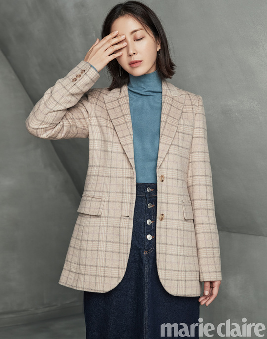 Actor Song Yoon-ah showed off her stylish senseFrance luxury brand Georges Rech released a picture of Song Yoon-ah with fashion magazine Marie Claire on October 29.Song Yoon-ah in the picture captures Eye-catching by showing the gentle woman look.He matched the long skirt with a carmel brown color handmade coat to create a sophisticated coat fashion, and suggested an office look styling with French sensibility by matching solid pants and denim skirts with a check jacket.bak-beauty