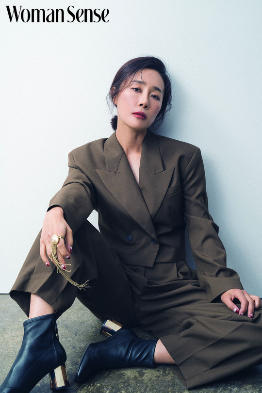 Vagabond Moon Jin-hee released an autumn picture with a dazzling look.Moon Jin-hee, who emits intense and dark aura through SBS gilt drama Vagabond (playplayplay by Jang Young-chul, Jung Kyung-soon/directed Yoo In-sik), showed a different 180 degrees through the November issue of the monthly magazine Woman Sense.It is equipped with a gentle eye and captivated with a variety of looks ranging from soft charisma to elegant charm. Moon Jin-hees attention is focused on the unusual appearance.Moon Jin-hee, who is wearing a beige ton coat and has a fall atmosphere, is giving off an elegant charm.The eyes are on Moon Jin-hees unique atmosphere, which adds a slight shoulder to the alluring Aura.In another photo, the trendy style and the chic look of the indifferent look emit a different charm.Moon Jin-hees colorful charm, which conveys the scent of dark autumn with its gentle eyes, stands out.In the last photo, I finished the picture with a short jacket and wide pants, creating a sophisticated mood.In an interview with the picture, Moon Jin-hee said, I want to be an actor who is like a model answer but is Memory as a character. Actor gives such intensity as the character on the screen is soon me.I liked the character in all the works, but Im looking forward to seeing more of the characters in life.bak-beauty