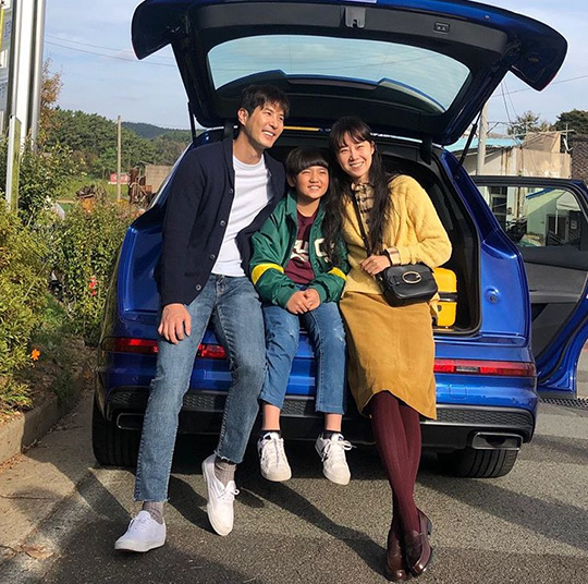 Actor Kim Ji-Seok showed off his friendship with actors who appeared in KBS 2TV drama Movement Flowers.Kim Ji-Seok posted a picture on his personal instagram on October 28 with an article entitled How good we could have been to be a family.Kim Ji-Seok in the photo sits on the car with his son, Actor Kim Kang Hoon (played by the penguin), and Actor Gong Hyo-jin (played by camellia), who appears as his ex-girlfriend.Kim Ji-seok smiles affectionately with Kim Kang Hoon Gong Hyo-jin, which is like seeing a bald family.Kim Ji-seok then provoked Kang Ha-neul on Instagram with the comment: Watching or watching.In KBS 2TV drama Around the Camellia Flower, Kang Ha-neul plays the role of the current boyfriend Hwang Yong-sik of Gong Hyo-jin, and is in a rivalry with Kim Ji-seok.Kim Ji-Seoks provocation also makes Kang Ha-neul laugh because he does not have an Instagram account and can not take any action.Choi Yu-jin