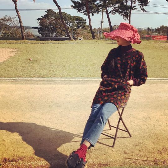 Actor Gong Hyo-jin reveals his lovely figureOn October 29, Gong Hyo-jin posted a picture on his Instagram with an article entitled Kya.The photo featured a Gong Hyo-jin sitting crooked in a chair; Gong Hyo-jin showed retro fashion with floral knit and jeans.The adorable aura of Gong Hyo-jin catches the eye.The fans who responded to the photos responded such as It is a complete picture of my sister, Mocabulary who is burning over anything, Always wait for Wednesday and Thursday.delay stock