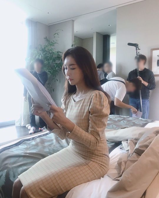 Actor Han Eun-jung reported on the latest news on the 10th.Han Eun-jung wrote on his instagram on October 29: Memorizing script. Im not getting it right today. Grass. Its still fun.I always have a pleasant filming place and posted a picture.Han Eun-jung, in the public photo, is concentrating on script memorization. The beautiful sidelines that are boasted with superior visuals, as well as the feminine atmosphere, attracts attention.Park So-hee