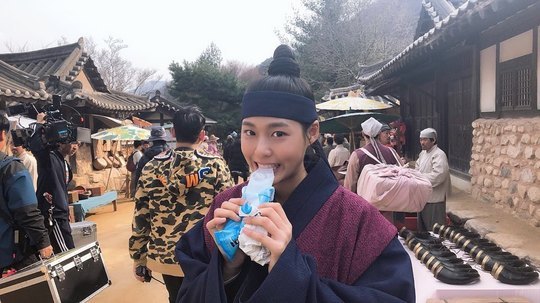 Kim Seolhyun (AOA Seolhyun) has recently reported on the JTBC gilt drama My Europe on set.Kim Seolhyun posted a picture on his instagram on October 29th.The photo shows Kim Seolhyun eating Ice cream on the set of My Europe: a lovely look catches the eye.kim myeong-mi