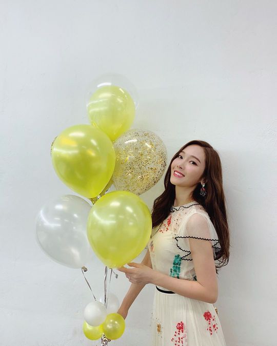 Jessica, a member of the group Girls Generation, boasted her innocent Beautiful looks.Jessica posted a photo on her Instagram page on October 29.The picture shows Jessica with a yellow balloon. Jessica smiles brightly at the camera.Jessicas blemishes-free white-green skin and distinctive features make her look more beautiful.Fans who encountered the photos responded such as Its like an angel, Its really the best, and The atmosphere is crazy.delay stock