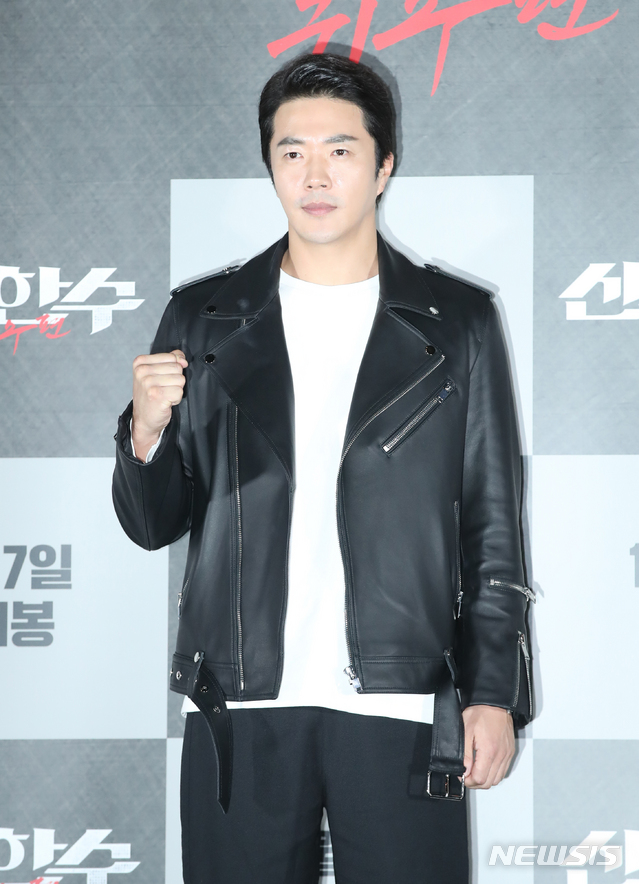 At the premiere of Faith Hansu: Ear at CGV Yongsan I-Park Mall in Yongsan-gu, Seoul on 29th, Lee explained the message of the movie.Kwon Sang-woo said, It is a Baduk Action film, but there are many ambassadors that are the guidelines for living a life. I hope you will die with words that are fun to watch movies and become a model.All of Actor was the main character, he added.Faith Hansu is back with a spin-off piece, Faith Hansu: Ear tells the story of the character Ear mentioned in the previous episode 15 years ago.The child, Ear, who lost everything to Baduk, loses even the only Lean on Me Huhildo (Kim Sung-kyun), who is expected, and plans to survive alone and revenge for the world.Ear (Kwon Sang-woo), who has jumped into the cold bet board of Baduk that has put himself on his limb, runs around the country and confronts those who have Baduk like ghosts.Ear played by Kwon Sang-woo is a character who initiated Menggi Baduk to Tae Seok (Jung Woo-sung) in one episode of Faith.Ear is a character who is not very talkative. Kwon Sang-woo confessed that he had to express his character with his actions and expressions.Kwon Sang-woo said, I was very worried that each god would seem to be plain in expressing presence.I walked a lot of face to express my expression or feelings like a small detail. Woo Do-hwan plays lonely: Baduk loses everything, takes a mans lifeHeo Sung-tae and Kim Sung-kyun play the roles of Busan Weed and Heildo respectively; the three Actors appear as villains in Faith Hansu: Ear:When asked about his preparation for acting for the villain, Woo Do-hwan said: I consulted a lot with the director.Then I saw my characters from reading the entire script, and I couldnt see them. The director wanted me to see all the characters.So I think it was a work to find the degree. Won Hyun-joon said, I was cast in Jangseong shaman and had many meetings with the director. I felt burdened when I started to break the stamp.I think the energy of Jangseong shaman is important, so I focused on my expression, eyes and sounds.The previous film Faith Hansu was released in 2014 with Jung Woo-sung as the main character and attracted 3.5 million viewers to the theater.In this regard, Kwon Sang, the main character of this episode, was also burdened. Kwon Sang-woo said, I think it is a movie of a completely different tone.Of course, there was a burden to take over the movie that Jung Woo-sung, who liked so much, appeared.But the idea of ​​making a new movie was more exciting than the burden. The bishop believed a lot of actors in the field. He always told me to be honest with Actors feelings.I think I was in God with faith and confidence in the director. Lee said, Kwon Sang-woo has a strong point in action as well as Jung Woo-sung.I wanted to put the lyricism in the eyes of Mr. Kwon Sang-woo in the movie. I talked to Actor a lot about that part.He had been training for more than a decade, and he needed a body different from the general public. Mr. Kwon Sang-woo had long worked to make him lose weight, not a severe muscular.I am so grateful that I lost about 8 kilograms. In fact, Kwon Sang-woo lost weight for the first time for this work; in response, Kwon Sang-woo said, I havent drank water since the day before shooting.It was the hardest thing to drink water for a day or two than not eating food.The luck was steady, and exercise was not difficult, but it was very painful to prepare while controlling food. Then, during Kwon Sang-woo, a question was asked about the secret: in response, Kwon Sang-woo was based on her mothers honey skin, who said: My mother has good skin.I sleep on time and wake up at 7 a.m. Regular life is ingrained. More so when I filmed Ear, he said, laughing at the crowd.Actor Kim Sung-kyun, who has a wide spectrum of acting from villains to good people, divides Baduk Lean on Me Heo Il-do of Ear.He presents Menggi Baduk, an initiation character of Menggi Baduk to Ear in the play; Kim Hee-won plays the role of Dung Teacher in the play; he is an assistant to Kwisun.Finally, Lee said, If the work goes well, I may prepare a sequel. Lee said, I told the production team not to say it is a secret externally.(But) if the audience wants, it may be accompanied by Taeseok and Kyoksu, or Lonely side may come out separately. There are various kinds of preparations.The movie Faith Hansu: Ear will be released on July 7. The movie will be released on the 7th.
