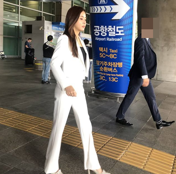 Actor Kang So-ra showed off her stylish white suitKang So-ra posted a picture on his Instagram on the 29th with an article entitled The bodyguard and the stomach.The photo released shows Kang So-ra walking with a bodyguard at the airport, which has long straight hair down and shows off a neat atmosphere.Above all, the eye-catching ratio is Kang So-ra, who wears a white suit and high heels, robs her eyes with the goddess beauty and the overhang wall ratio.Meanwhile, Kang So-ra has been in touch with Actor Ahn Jae-hong in the movie I Do not Happen released this year.