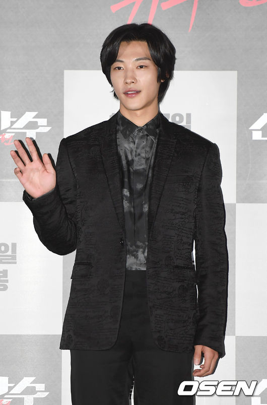 Kwon Sang-woo unhappily exploded action smoke on screen through Faith Han. Sue: EarOn the afternoon of the 29th, CGV Yongsan I-Park Mall in Seoul held a press preview of Faith One Number: Ear.Actor Kwon Sang-woo, Kim Hee-won, Kim Sung-kyun, Huh Sung-tae, Woo Do-hwan, Won Hyunjun and Lee Gun were present.Faith One Number: Ear (director Regan, provision distribution CJ Entertainment, production Co., Ltd., Mass Entertainment Co., Ltd., Ajitfilm) depicts Ear (Kwon Sang-woo), who lost everything to Baduk and survived alone, playing a life-and-death match with those who have ghostly Baduk in the World of the cold bet Baduk edition. ...This Faith One Number: Ear is a Hanako to Anne version of Jung Woo-sungs Faith One Number released in 2014.At that time, Faith Han Su was a hit with 3.5 million people in the grade of not being able to watch the youth. The new Ear will show a new Kahaani, not Kahaani, which is connected to the previous episode.It was not easy to choose the Hanako to Anne format because the first episode was so good, said Lee Gun, who directed the new production.I wanted to make a more exclusive movie, and I wanted to show more spectacular attractions in Action.The hidden theme of the movie is that Baduk in a single edition is like a human life. I do not think I have melted a edition of Baduk in Ears journey.I did not want to be limited to the bet Baduk to get a little more love for the Faith One Number series.It was a big adventure in itself, and it seems that Actors are well expressed because they are good at expressing. Kwon Sang-woo took on Ear, who was vital to the Baduk edition of the play; after losing everything to Baduk, he jumps into the bet Baduk edition, which drove him to his limbs.He plans his last revenge for the cold world that he realized as Baduks World, and he visits Baduk masters across the country and plays a big role in his life.Immediately after the premiere, Kwon Sang-woo said, When I shot, I thought a lot and my feelings came up a lot.I want to say that everyone is the main character and thank the bishop. Kwon Sang-woo, who had a lot of expressions and emotions in the movie than the ambassador, said, Ear did not have many ambassadors, so I was worried about what if it looks flat?I was worried a lot on the set, but I was on the scene with a very small detail expression or a self-hypnosis line alone.I think the audience should judge whether the expression was good or what it was like, but I tried to immerse myself in the filming scene in accordance with the feeling of following for my sisters revenge. Kwon Sang-woo presented an intense action reminiscent of Faith One Number: Ear in The Horseless Cruelty (2004) and The Beast (2006), which he said meet and make a snowy show.So I wanted to shoot quickly, and I trained hard in the preparation process. In fact, there was something I wanted to show more.Some are much edited, but I understand because the perfection of the film is more important. It was a pleasant work as a result.The movie is over now, but I am immersed in Ears feelings and there is a lingering feeling. The first box office and starring was Jung Woo-sung, but did not you feel burdened?Kwon Sang-woo said, I have seen one piece of Faith One Number before, and I did not see it deliberately while preparing Ear.I thought the scenario and Ear I saw were series but totally different movies. Jung Woo-sung, who liked it in the first part, appeared and enjoyed it so much.I was burdened by the movie that my senior appeared in, but I was honestly excited rather than burdened. I was excited that we should make a new tone. The director believed in Actors on the spot.Before entering a god, he said, Go straight to Actors feelings. Before starting, I came to the scene with faith and conviction about the director. In addition, Kwon Sang-woo, who lost 8kg or weight, said, Ear had to show Baduk and Action to be polished, so it was hard not to eat for three months even though I liked to eat.It wasnt that hard to work out, he said.When I first met Kwon Sang-woo Actor, Jung Woo-sung Actor was so good in the previous part, but Kwon Sang-woo Actor has the advantage as Jung Woo-sung Actor.I think each Actor has its advantages. I wanted to capture the lyricism in Kwon Sang-woo Actors eyes in the movie.During the ten years of the play, Ears training process comes out, and I think he has made a lot of effort to express such a long time.Actively, I was grateful for your goodness. I had been training in the mountains for more than 10 years and was different from the general public.Actor has been trying for a long time to make her look like wildlings. I am so grateful for the weight loss.I just appreciated Actors performance on the spot. In addition to Ear, played by Kwon Sang-woo, he also plays a baduk version with his mouth, a shit teacher (Kim Hee-won), a Baduk and world-teaching Heo Il-do (Kim Sung-kyun), Ear and a bad-yeon Busan Weed (Heo Sung-tae), a dead Baduk stone-dead loner (Woo Do-hwan), and everything else Jang Seong-mudang (Won Hyunjun), who sees through, appears to enrich the film.Kim Hee-won said, When I saw the movie today, my head was clear and cool, it was a revenge drama, but my head was not complicated and cool.I saw all the characters alive and enjoyed it satisfactorily. Kim Hee-won also said, It was like a character that ripped off all the comics. It was very stylish and hard.If my character was too comical here, I would break this atmosphere, but if I went too seriously, I would not have any presence. What is the middle?I thought about it and sometimes I felt like I had to do an oba. But I had to find it. This is it?The youngest junior, Woo Do-hwan, said: I co-worked with my seniors through the screen, and the film seems to have passed quickly without knowing the time, and I felt pleasant and exhilarating.It seems that there are various things in the movie. Kwon Sang-woo and impressive action performance, he said, I was honored to have grown up watching the action performance of Kwon Sang-woo since I was a child.Before the filming, I set the action sum in advance and continued to match it the day before. Actor was more active than action confrontation.I want to be a lot of actors in comedy personally. Finally, Kwon Sang-woo said, There are many parts of our film that are guidelines in our lives.I would like you to come and see it, and Actor is the main character, Udohan said, Everyone made it live.I hope that the effort will be delivered to the audience, he said. The reason why this movie is more meaningful is the casting process and the moments of the director and actors before that.I was able to live with such a time, and I worked harder. I ask for a lot of expectations and love. Regan said, Staff, Actors took a one-on-one shot.I took it with gratitude throughout the shooting. Meanwhile, Faith One Number: Ear will be released on November 7th.