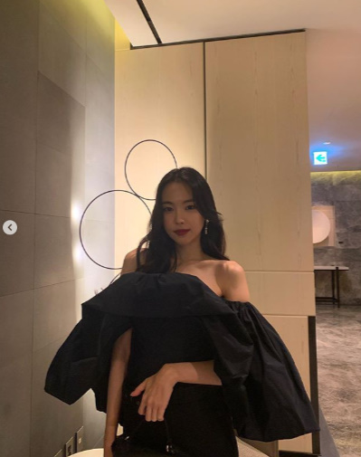 Group Apink Son Na-eun reveals elegant charmSon Na-eun posted several photos on his social media on Monday.In the open photo, Son Na-eun showed a cute charm with sexy in a shoulder-revealed top; Son Na-euns elegant smile catches the eye.Son Na-eun participated in the photo wall event commemorating the 14th Breast Cancer Awareness Campaign charity event held at the Four Seasons Hotel Seoul in Jongno-gu on the 25th.Apink, which Son Na-eun belongs to, released the fan song Everybody Ready?, which was the eighth anniversary of his debut in April.