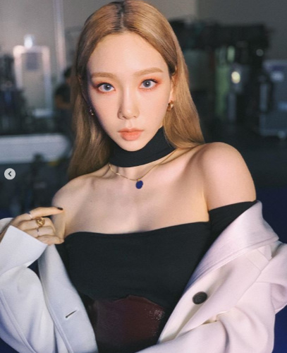 Singer Taeyeon has shown a provocative aspect.Taeyeon posted a photo on her social media on Monday afternoon.Taeyeon left a strong impression with clothes and colorful makeup that revealed her shoulder, with the beautiful features of Taeyeon admiring.The beauty of the unchangingly beautiful Taeyeon stands out.Taeyeon released his Solo Regular2 album Purpose at 6 p.m. on the 28th and made a comeback.Taeyeon met his expectations and swept the top spot on the soundtrack chart with his title song Spark at the same time as his comeback.Immediately after the first place on the soundtrack chart, Taeyeon said, It took a long time to show the album, so it seems to be an album with many thoughts and efforts.I thank the staff who burned my passion with me in an invisible place, and I am so grateful to the fans who always believe and listen. 