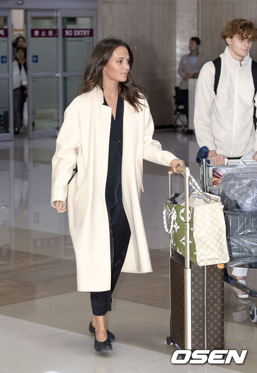 Hollywood Actor Alicia Vikander arrived at Gimpo International Airport for the domestic schedule on the afternoon of the 29th.HollywoodActor Alicia Vikander is leaving the Arrival Point.