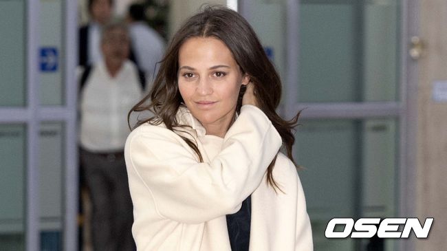 Hollywood Actor Alicia Vikander arrived at Gimpo International Airport for the domestic schedule on the afternoon of the 29th.HollywoodActor Alicia Vikander is leaving the arrivals hall.