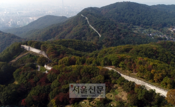 경기 광주시 청량산 봉우리와 능선을 따라 축조된 남한산성은 성곽 길이만 11km가 넘는다. 산성 안쪽은 낮고 얕으나 바깥쪽은 높고 험해서 청나라 군사들도 성을 함락시키지 못했다.