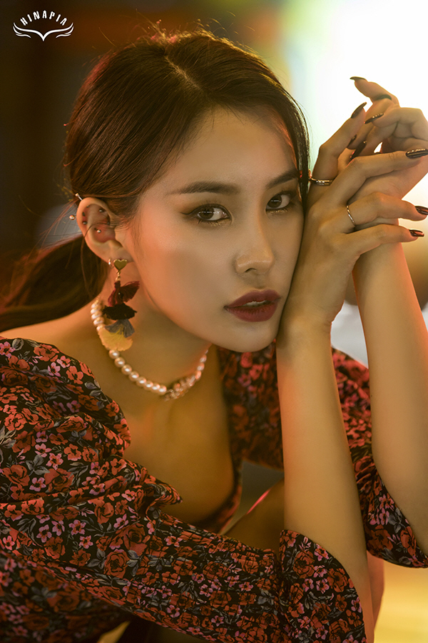A new five-member girl group, HINAPIA (Hope one of the mafia), has unveiled its concept Teaser Image by member Kang Kyung-won.HINAPIA unveiled its concept Teaser of member Kang Kyung-won through the official SNS on the 29th.Kang Kyung-won matched the dress and accessories of the red flower pattern and attracted attention with provocative eyes.Kang Kyung-wons intense charm and look were enough to further raise expectations for HINAPIA ahead of debut.In particular, Alslow Entertainment, a subsidiary of Hope one of the mafia, has recently officially changed its name to OSR Entertainment and plans to launch Hope one of the mafias support in earnest.Meanwhile, HINAPIA (Hope one of the mafia) is composed of Kim Min-kyung, Eun-woo, Yebin, Kang Kyung-won, who was loved by Pristin and a five-member girl group belonging to the youngest sea ahead of the first debut.On November 3, the album NEW START will be released at 6 pm.