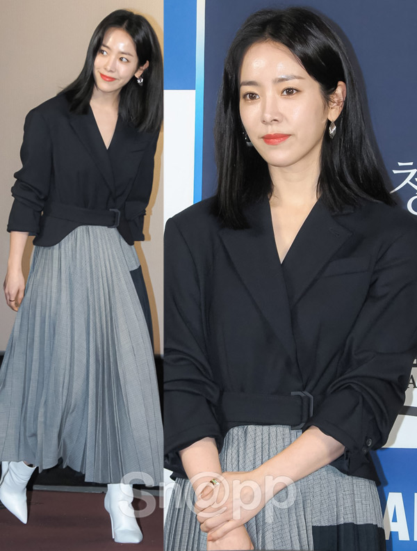 Actor Han Ji-min attends the Blue Dragon Film Award Hand printing event at Yeuido-dong CGVYeuido in Seoul Youngdeungpo District on the afternoon of the 28th.Han Ji-min, who won the Best Actress Award at the 39th Blue Dragon Film Awards, and actress Kim Hyang-ki, a new actor Nam Joo-hyuk, and a new actress Kim Dae-mi participated in the Blue Dragon Film Hand printing.Meanwhile, the 40th Blue Dragon Film Award, which was created for the qualitative improvement of Korean films and the development of the film industry, will be held on November 21st at Paradise City in Yeongjong-do, Incheon and will be broadcast live on SBS.Written by Park Ji-ae, a photo of a fashion webzine,Actor Han Ji-min attends the Blue Dragon Film Award Hand printing event at Yeuido-dong CGVYeuido in Seoul Youngdeungpo District on the afternoon of the 28th.