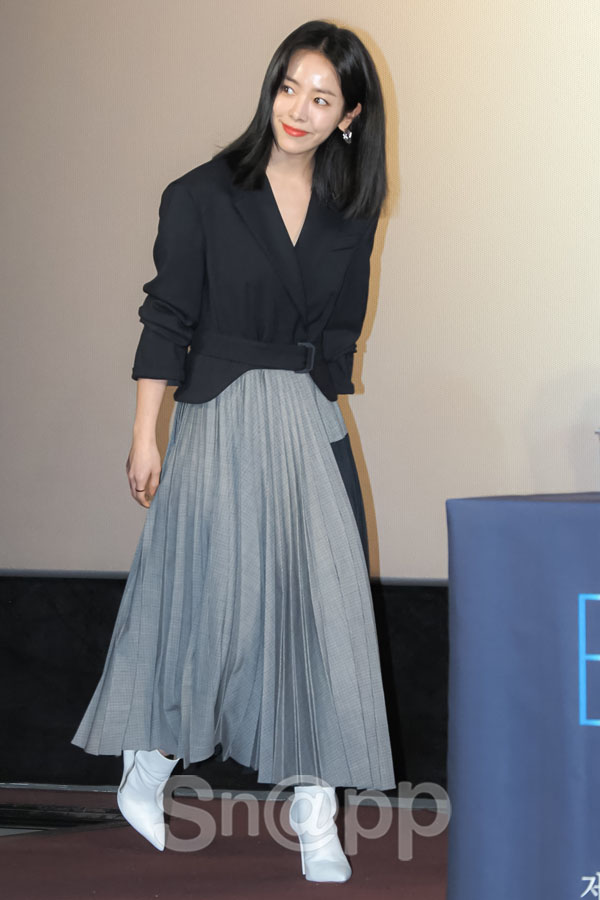 Actor Han Ji-min attends the Blue Dragon Film Award Hand printing event at Yeuido-dong CGVYeuido in Seoul Youngdeungpo District on the afternoon of the 28th.Han Ji-min, who won the Best Actress Award at the 39th Blue Dragon Film Awards, and actress Kim Hyang-ki, a new actor Nam Joo-hyuk, and a new actress Kim Dae-mi participated in the Blue Dragon Film Hand printing.Meanwhile, the 40th Blue Dragon Film Award, which was created for the qualitative improvement of Korean films and the development of the film industry, will be held on November 21st at Paradise City in Yeongjong-do, Incheon and will be broadcast live on SBS.Written by Park Ji-ae, a photo of a fashion webzine,Actor Han Ji-min attends the Blue Dragon Film Award Hand printing event at Yeuido-dong CGVYeuido in Seoul Youngdeungpo District on the afternoon of the 28th.