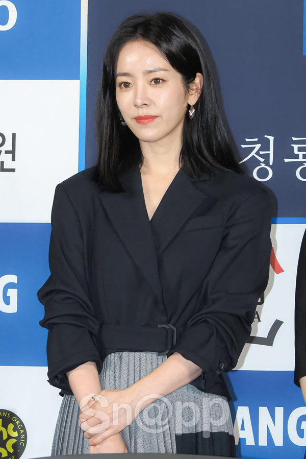 Actor Han Ji-min attends the Blue Dragon Film Award Hand printing event at Yeuido-dong CGVYeuido in Seoul Youngdeungpo District on the afternoon of the 28th.Han Ji-min, who won the Best Actress Award at the 39th Blue Dragon Film Awards, and actress Kim Hyang-ki, a new actor Nam Joo-hyuk, and a new actress Kim Dae-mi participated in the Blue Dragon Film Hand printing.Meanwhile, the 40th Blue Dragon Film Award, which was created for the qualitative improvement of Korean films and the development of the film industry, will be held on November 21st at Paradise City in Yeongjong-do, Incheon and will be broadcast live on SBS.Written by Park Ji-ae, a photo of a fashion webzine,Actor Han Ji-min attends the Blue Dragon Film Award Hand printing event at Yeuido-dong CGVYeuido in Seoul Youngdeungpo District on the afternoon of the 28th.