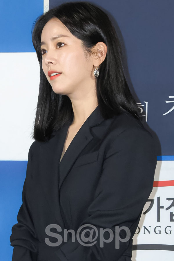 Actor Han Ji-min attends the Blue Dragon Film Award Hand printing event at Yeuido-dong CGVYeuido in Seoul Youngdeungpo District on the afternoon of the 28th.Han Ji-min, who won the Best Actress Award at the 39th Blue Dragon Film Awards, and actress Kim Hyang-ki, a new actor Nam Joo-hyuk, and a new actress Kim Dae-mi participated in the Blue Dragon Film Hand printing.Meanwhile, the 40th Blue Dragon Film Award, which was created for the qualitative improvement of Korean films and the development of the film industry, will be held on November 21st at Paradise City in Yeongjong-do, Incheon and will be broadcast live on SBS.Written by Park Ji-ae, a photo of a fashion webzine,Actor Han Ji-min attends the Blue Dragon Film Award Hand printing event at Yeuido-dong CGVYeuido in Seoul Youngdeungpo District on the afternoon of the 28th.