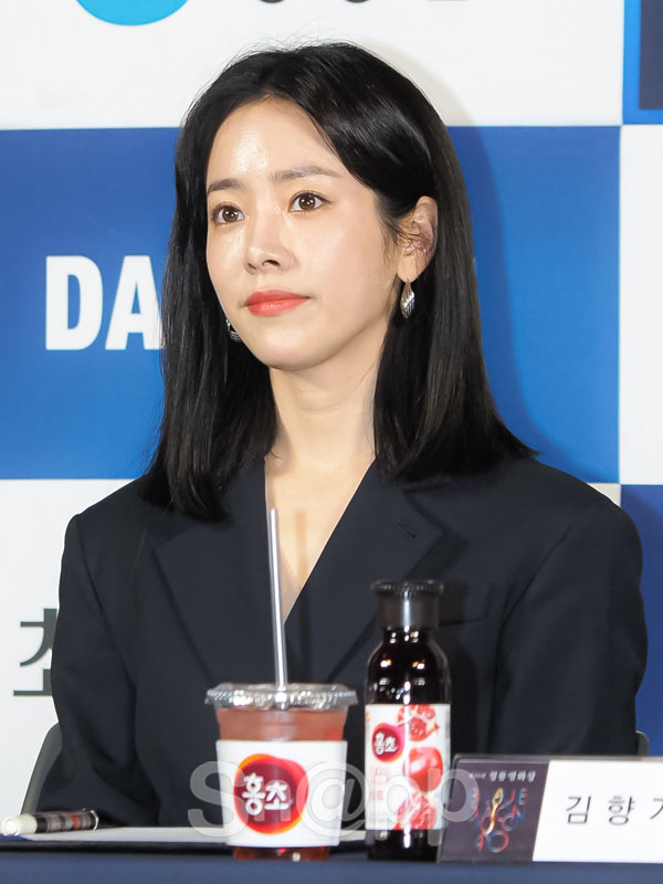 Actor Han Ji-min attends the Blue Dragon Film Award Hand printing event at Yeuido-dong CGVYeuido in Seoul Youngdeungpo District on the afternoon of the 28th.Han Ji-min, who won the Best Actress Award at the 39th Blue Dragon Film Awards, and actress Kim Hyang-ki, a new actor Nam Joo-hyuk, and a new actress Kim Dae-mi participated in the Blue Dragon Film Hand printing.Meanwhile, the 40th Blue Dragon Film Award, which was created for the qualitative improvement of Korean films and the development of the film industry, will be held on November 21st at Paradise City in Yeongjong-do, Incheon and will be broadcast live on SBS.Written by Park Ji-ae, a photo of a fashion webzine,Actor Han Ji-min attends the Blue Dragon Film Award Hand printing event at Yeuido-dong CGVYeuido in Seoul Youngdeungpo District on the afternoon of the 28th.