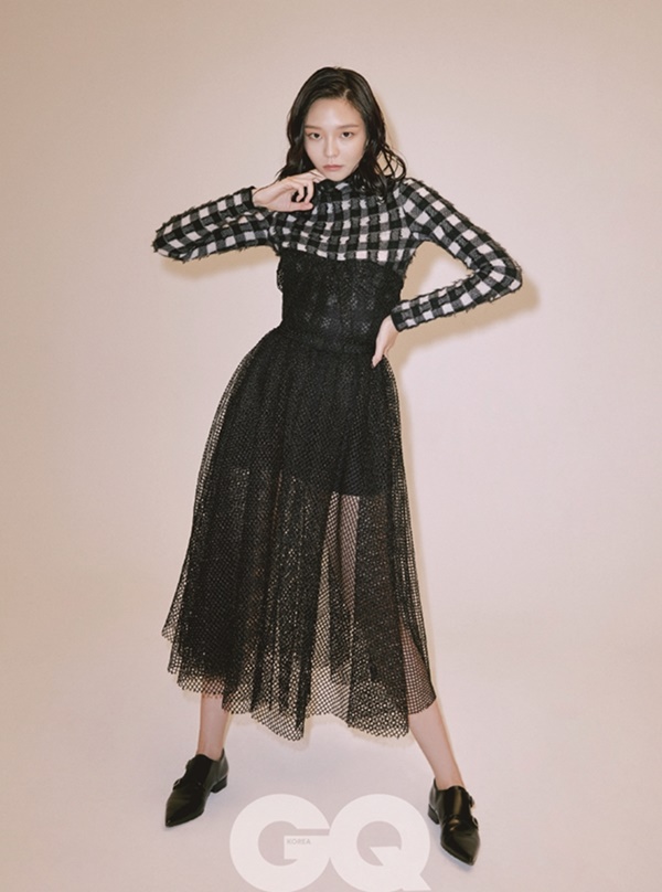 Actor Esom has completed another Legend pictorial in a fascination atmosphere.In the public picture, Esom also produced a mood with a beige color coat suitable for autumn, and stylish and sophisticated charm with styling that matches a check suit look and a check turtleneck in a neat atmosphere.Especially, Esoms gentle eyes and dreamy concepts are enough to attract viewers.In an interview with the picture, Esom expressed his passion and affection for his work at the same time, saying, I did not rush even if I did not do my work, and what I did not think urgently became my strength to do my own long work.Actor Esom, who is slowly looking for his way.Esoms pictorial image and interview can be found in the November issue of Jikyu Korea and the website of Jikyu Korea.