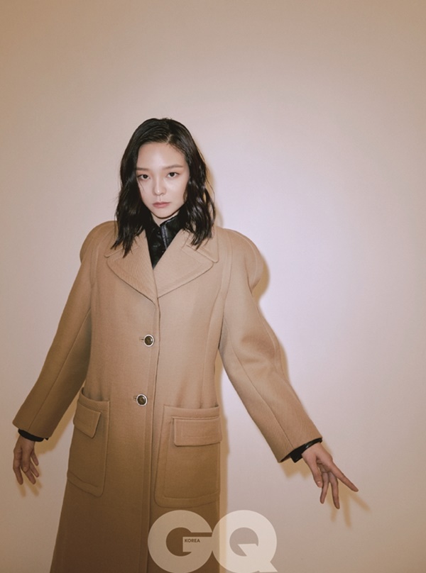 Actor Esom has completed another Legend pictorial in a fascination atmosphere.In the public picture, Esom also produced a mood with a beige color coat suitable for autumn, and stylish and sophisticated charm with styling that matches a check suit look and a check turtleneck in a neat atmosphere.Especially, Esoms gentle eyes and dreamy concepts are enough to attract viewers.In an interview with the picture, Esom expressed his passion and affection for his work at the same time, saying, I did not rush even if I did not do my work, and what I did not think urgently became my strength to do my own long work.Actor Esom, who is slowly looking for his way.Esoms pictorial image and interview can be found in the November issue of Jikyu Korea and the website of Jikyu Korea.