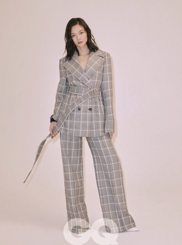 Actor Esom has completed another Legend pictorial in a fascination atmosphere.In the public picture, Esom also produced a mood with a beige color coat suitable for autumn, and stylish and sophisticated charm with styling that matches a check suit look and a check turtleneck in a neat atmosphere.Especially, Esoms gentle eyes and dreamy concepts are enough to attract viewers.In an interview with the picture, Esom expressed his passion and affection for his work at the same time, saying, I did not rush even if I did not do my work, and what I did not think urgently became my strength to do my own long work.Actor Esom, who is slowly looking for his way.Esoms pictorial image and interview can be found in the November issue of Jikyu Korea and the website of Jikyu Korea.