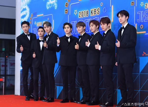 Group EXO returns to full-length albumOn the 29th, SM Entertainment official said, EXO is currently preparing a regular album, and we will release the exact release schedule soon.As the news is announced, expectations of domestic and foreign fans are rising.This will be the first new full-length album in about a year since the regular 5th album DONT MESS UP MY TEMPO released in early November last year.However, Siu Min and Dio, who recently joined the company, can not participate in comeback activities.EXO has been meeting fans around the world with its world tour concert EXO Planet #5 - Exploration (EXO PLANET #5 - EXploration) since July.