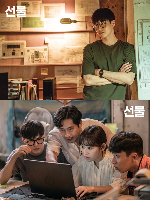 Actor Suho (EXO Suho) presented Shin Ha-kyun and Chemie.Suho appeared in the short film Gift directed by Huh Jin-ho, which was released on the 28th, as a young sky station struggling to develop a fire-fighting thermal camera.Suho has naturally expressed various emotions from the passion and sincerity of young people in their 20s who are challenging start-ups with one idea that splashes through this work, as well as the bitter taste of society due to continuous failure.Suho shows off a serious and serious comic chemistry with Shin Ha-kyun, who came to the show in 2019 as a time slip in the play, and attracts attention by offering a pleasant charm with his breath that is different from his team members Bora (Kim Seul-gi) and Young-bok (Yoo Soo-bin).The movie Gift is a delightful youthful comedy that depicts the story of a suspicious man from the past appearing in front of the young people who gathered to realize a sparkling idea.