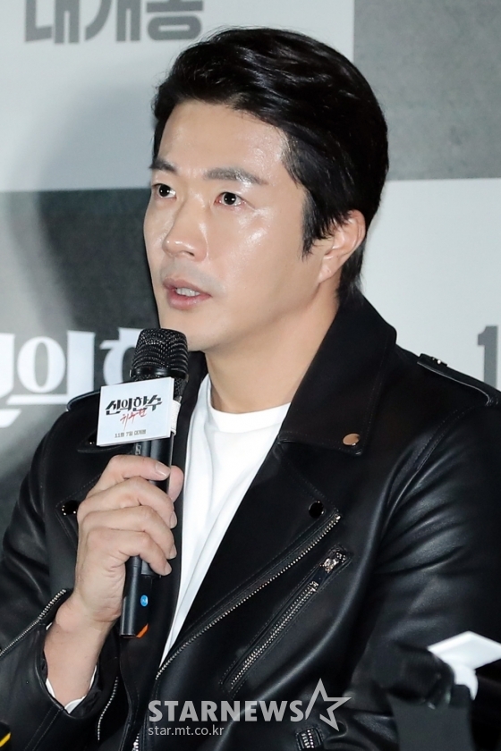 The Divine Move: A Homecoming Kwon Sang-woo gave his impression of appearing.On the afternoon of the 29th, the movie The Divine Move - Refugee (director Regan) was premiered at CGVYongsan District I-Park Mall in Yongsan District, Seoul.The event was attended by Kwon Sang-woo, Kim Hee-won, Kim Sung-gyun, Huh Sung-tae, Woo Do-hwan, Won Hyun-joon and Lee Gun.The Divine Move: A Novel is a spin-off piece of A Number of Gods, which has a new story set in the space-time of the previous work 15 years ago.The six-colored Baduk characters, which are completed with comic imagination, as well as the upgraded painting break Baduk action, conveys a different fun than the previous work.Kwon Sang-woo said, I enjoyed the movie that Jung Woo-sung did.So I was burdened with doing this movie after that, but I was more excited than the burden. Kwon Sang-woo said, There is an expectation that we should make a new tone of film.The director believed a lot of actors in the field, he said. I had to show them in a short time, so I could not eat for three months and acted as a body.Meanwhile, The Divine Move: The Hand-to-handle opens on November 7.
