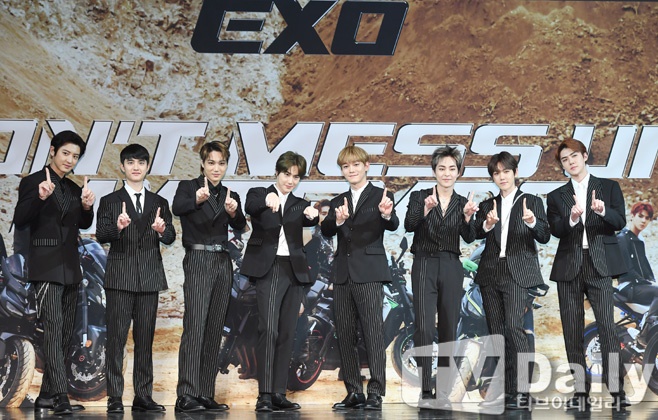 The group EXO (EXO) will come back as their sixth full-length album.On the 29th, SM Entertainment, a subsidiary company, said, EXO (Suho, Chanyeol, KaiEXO D.O., Baekhyun, Sehun, Xiumin, Chen, Ray) is preparing a new album.The comeback schedule will be released soon. As a result, EXO is about to release its new album in about a year after the release of its fifth full-length album, DONT MESS UP MY TEMPO last November.Xiumin and EXO D.O., who are in military service, will not be able to join this comeback activity.On the other hand, EXO has been showing personal activities such as Chen, Baekhyuns solo album, Chanyeol, and Sehuns unit album this year, and fans are getting more interested in the news of group activities for a long time.