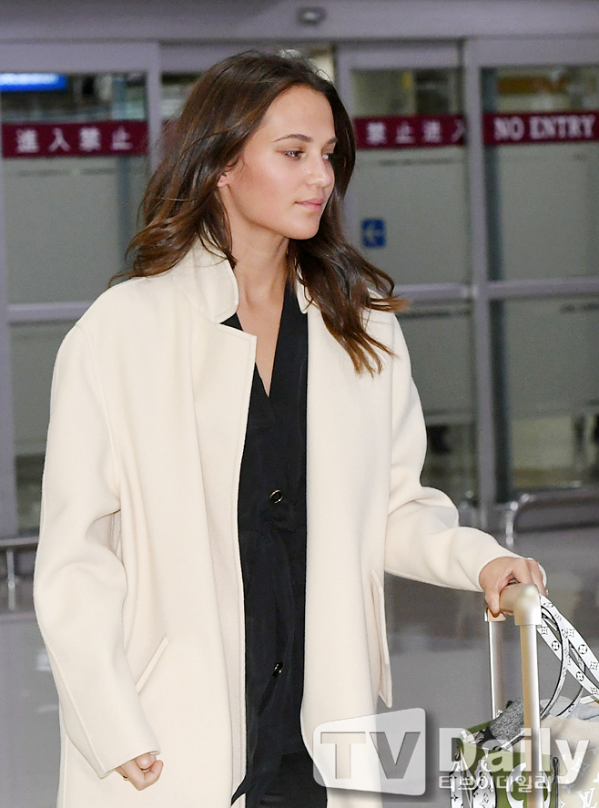 Hollywood Actor Alicia Vikander arrives at Gimpo Airport on the night of the 29th.Hollywood Actor Alicia Vikander enters the country