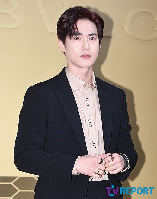 Suho of group EXO attends a watch brand launch event held in Jamwon, Seoul Seocho District on the afternoon of the 29th and has photo time.