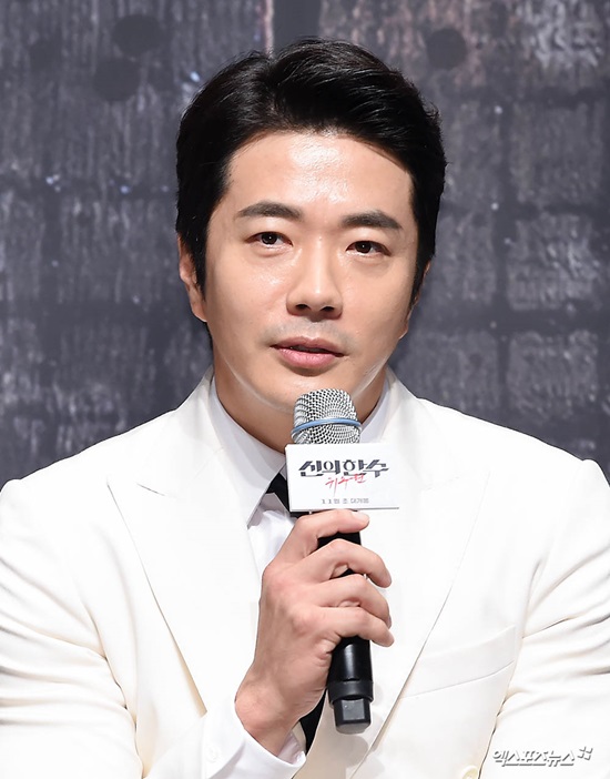 Actor Kwon Sang-woo mentioned the burden on the entire series.On the 29th, a report on the production of the movie Faith One Number: A Returned-to-Water (director Regan) was held at CGV Yongsan I-Park Mall in Yongsan-gu, Seoul.Actor Kwon Sang-woo, Kim Hee-won, Kim Sung-gyun, Huh Sung-tae, Woo Do-hwan, Won Hyun-joon and Lee Gun attended the ceremony.I took the time to see the whole story, but I did not watch the movie on purpose while preparing for the Hwang Soo, said Kwon Sang-woo.I thought it was a series, but it was a completely different tone. I enjoyed it because it was a movie starring my favorite Jung Woo-sung.I feel burdened, but I think I was excited to think that I should make a new color movie when I prepare. Faith One Number: A Few is a film in which a ghostly Baduk player plays a life-and-death match with those who have a ghostly Baduk in the world of a cold bet against a ghostly Baduk player who lost everything to Baduk and survived alone.It will be released on November 7th.Photo = DB