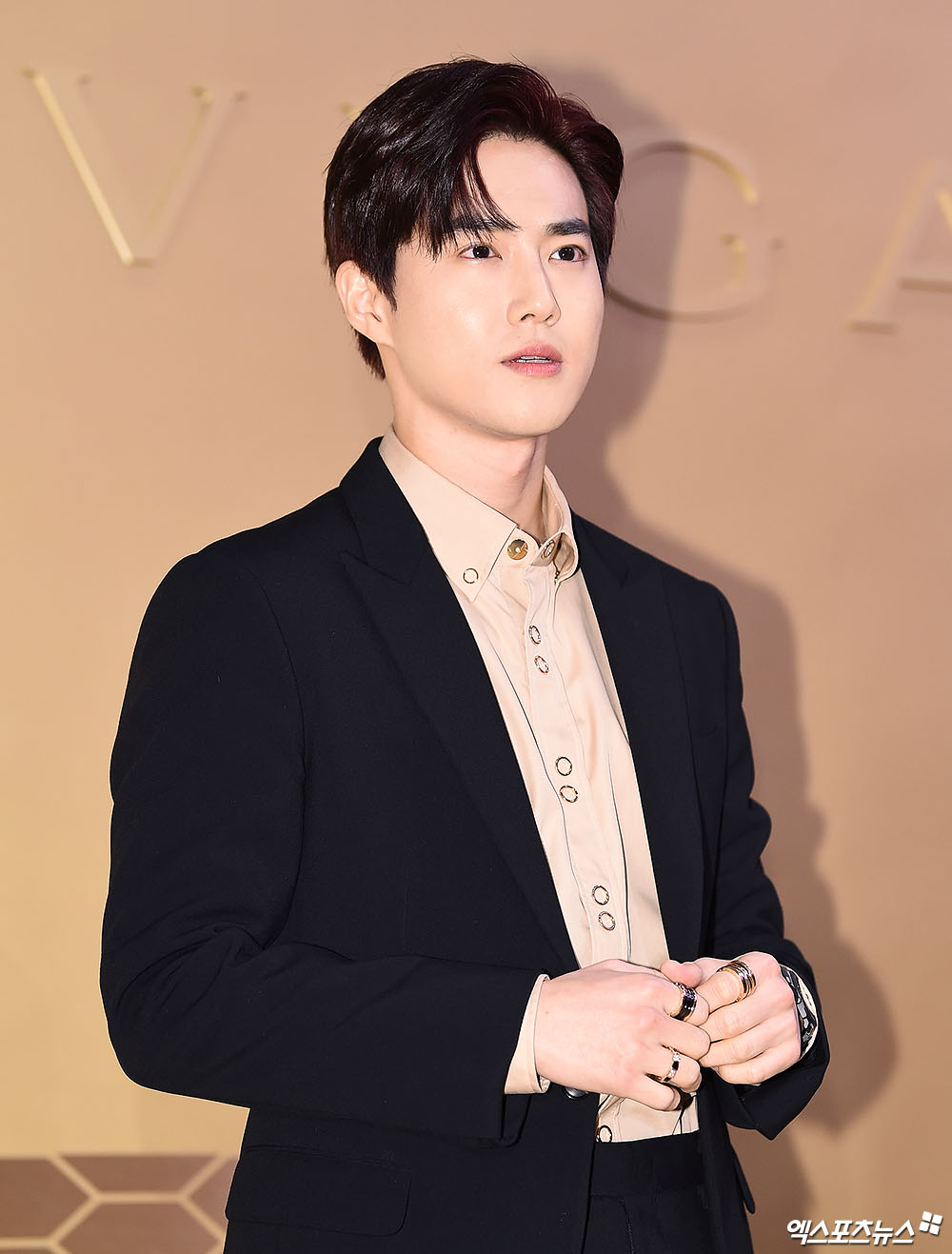 EXO Suho, who attended the launch ceremony of the new iconic watch Serpenti Sedutori of the Italian luxury brand Bulgari held at Seoul Jamwon Seoul wave on the afternoon of the 29th, has photo time.