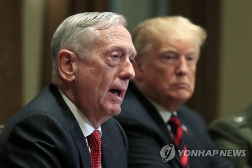 작년 10월 백악관에서 매티스 국방장관(왼쪽)으로부터 보고를 받는 트럼프 대통령 [AP=연합뉴스 자료사진]