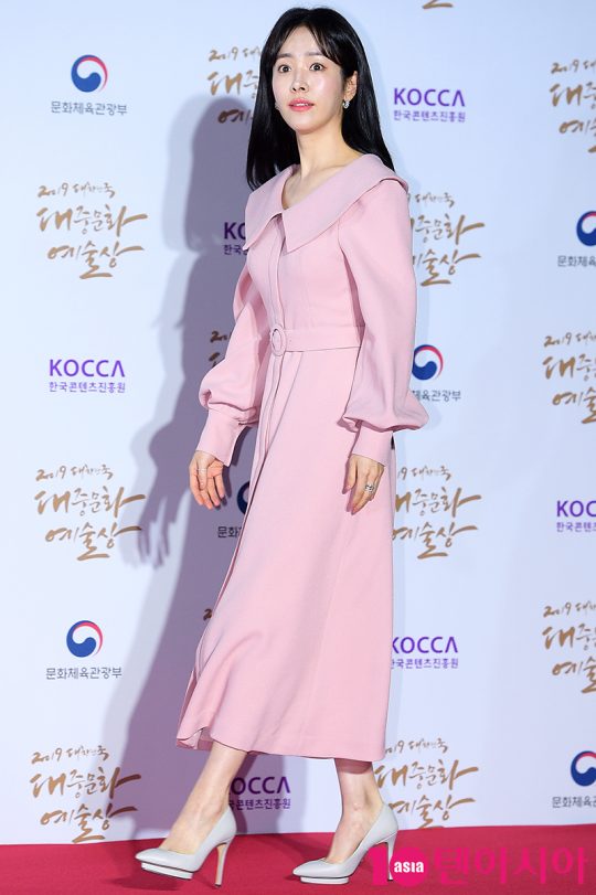 Actor Han Ji-min attended the red carpet event at the 2019 South Korea Popular Culture and Arts Awards ceremony held at the Olympic Hall in Olympic Park, Bangi-dong, Seoul, on the afternoon of the 30th.The 2019 South Korea Popular Culture and Arts Awards will be awarded to the Korean Artists Welfare Foundation, which contributed to the development of popular culture during the year, and will celebrate its 10th anniversary this year with a government award system designed to encourage popular culture Korean Artists Welfare Foundations such as singers, actors and voice actors.It will be broadcasted on MBC MUSIC and Naver VLIVE at 6:30 pm on November 3.