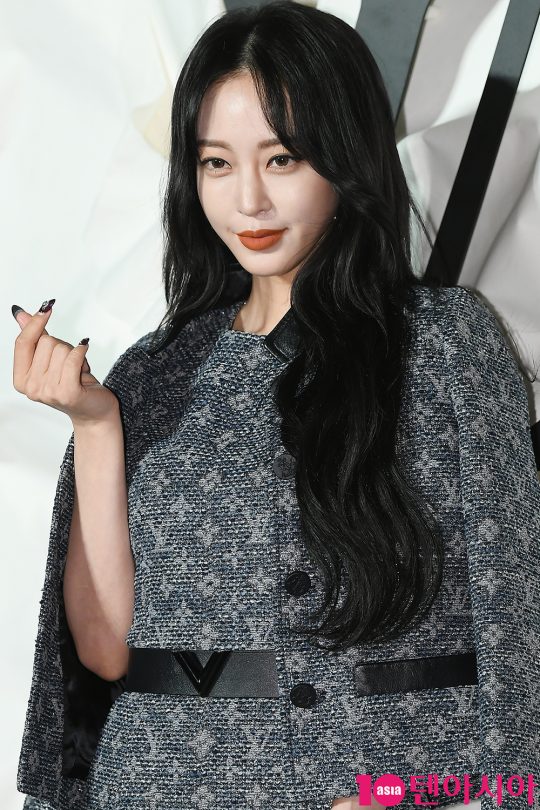 Actor Han Ye-seul attended the Louis Vuitton Open Event at the Louis Vuitton store in Cheongdam-dong, Seoul, on the afternoon of the 30th.At the event, Bae Doo-na, Song Min-ho, Jung Woo-sung, Sharing, Jung Woo-sung, Choi Woo-sik, Se-hoon, Han Ye-seul, Suhyun, Jessica, Isom, Chloe Moretz, Alicia Vikander, Dirirava, Imgaheun and Ann Curtis attended.