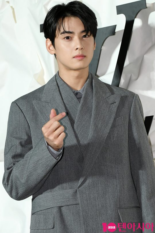 Astro Cha Eun-woo attended the opening event of Louis Vuitton Seoul in Cheongdam-dong, Seoul, on the afternoon of the 30th.At the event, Bae Doo-na, Song Min-ho, Jung Woo-sung, Sharing, Jung Woo-sung, Choi Woo-sik, Se-hoon, Han Ye-seul, Suhyun, Jessica, Isom, Chloe Moretz, Alicia Vikander, Dirira Bar, Imgaheun and Ann Curtis attended.