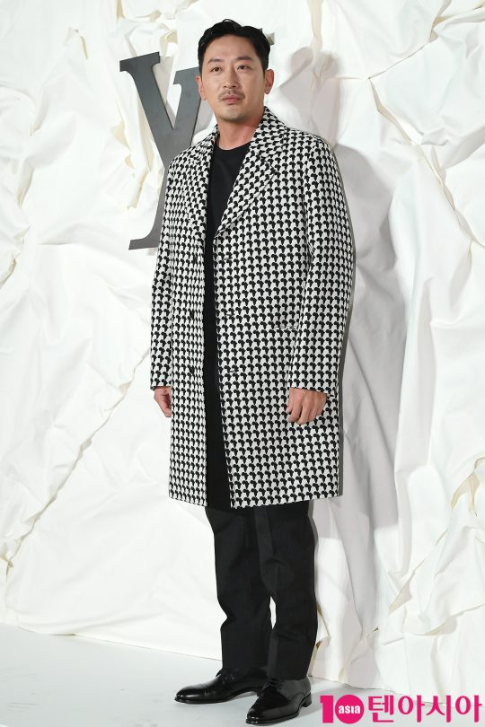 Actor Ha Jung-woo attended the opening ceremony of Louis Vuitton Maison Seoul held at Louis Vuitton store in Cheongdam-dong, Seoul on the afternoon of the 30th.The Event was attended by Bae Doo-na, Song Min-ho, Jung Woo-sung, Sharing, Jung Woo-sung, Choi Woo-sik, Se-hoon, Han Ye-seul, Suhyun, Jessica, Isom, Chloe Moretz, Alicia Vikander, Dirirava, Imgaheun and Ann Curtis.