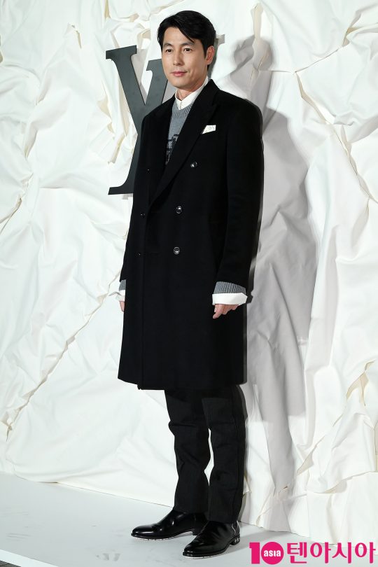 Actor Jung Woo-sung attended the opening event of Louis Vuitton Maison Seoul held at Louis Vuitton store in Cheongdam-dong, Seoul on the afternoon of the 30th.At the event, Bae Doo-na, Song Min-ho, Jung Woo-sung, Gong Yoo, Jung Woo-sung, Choi Woo-sik, Se-hoon, Han Ye-seul, Suhyun, Jessica, Isom, Chloe Moretz, Alicia Vicannesder, Dirirava, Imgaheun and Ann Curtis attended.