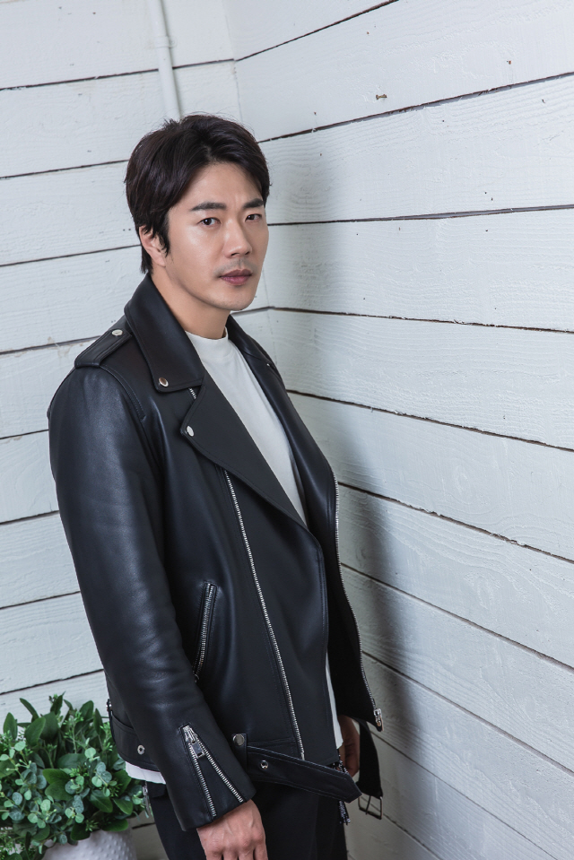 Faith One Number: Ear is a meaningful match. I want to show you Kwon Sang-woo is still alive!Actor Kwon Sang-woo (43), who played a life-and-death role on the Baduk edition in the crime action film Faith One Number: Ear (directed by Reagan, produced by Mace Entertainment and Ajitfilm), and who played Ear with a ghostlike number.He met with Samcheong-dong, Jongno-gu, Seoul on the morning of the 30th and reported on the behind-the-scenes episode and recent news about Faith One Number: Ear.Faith One Number: Ear was released in 2014 and was successful in the box office with 3.65 million viewers, and Hanako to Anne (directed by Cho Bum-koo) (who created a completely new story or series based on the character, theme, and event of the existing work) version of Faith One Number (directed by Cho Bum-koo), which caused a sensation to the theaters with the meeting of Baduk and Action. I thought.Faith One Number OLizynal production team regrouped and coincided in five years, Faith One Number: Ear draws attention with the story of Ears birth, which tells Tae Seok (Jung Woo-sung) who was imprisoned in the prison solitary confinement in his previous work, to put Baduk on the wall with Taeseok through the sound of knocking afterwards.The Faith Hansu: Ear, which inherited the merits of the previous work but evolved into a more unique story and character, captures the hearts of those who see Baduk Actions OLizynality, thrilling tension, high perfection as well as fresher character variations.As it deals with the wider World Pavilion, it has become a series that proved to be better than brother with its unique personality and freshness.In particular, following Jung Woo-sung, who made Life Character as a Baduk master Taeseok in the previous episode, Kwon Sang-woo transformed into a Baduk master Ear with a ghostly number in this Faith One Number: Ear.Ear, who has entered the bet Baduk edition, which has lost everything to Baduk and has driven himself to his limbs, is a person who visits Baduk masters across the country and plays a big role in the life of Faith.Kwon Sang-woo has been reborn as a God of Baduk by training physical conditions close to 5% body fat, losing weight of 6kg or more as well as high intensity action exercises for more than 3 months to digest this character.On the day, Kwon Sang-woo said of the burden of the first episode, When I was first offered this scenario, I did not have much trouble. I had a lot of fun thinking that I could do a big challenge.In fact, I went to the theater to watch the movie at the time of the release of Faith One Number. I had a lot of fun.I recently watched the short edited version of YouTube, he said. The point I felt while filming our movie is that the whole story and tone are different.So there is a point where the audience is worried about what to think. Above all, he recalled Jung Woo-sung, the main character of the previous episode, and said, I am personally a close friend and a favorite senior.If the result of our movie goes to the same result as the previous one, it would have been burdensome because I know that Jung Woo-sung is a more attractive actor.However, this work is more rugged in the past background, but I was expecting that I could show my own advantage.Unlike Jung Woo-sung, I would like you to look good. Above all, Kwon Sang-woo commented on Jung Woo-sung, who led the show, In fact, I think that the Faith One Number series is a movie made of Jung Woo-sung.I thought it was a basic courtesy and contacted Jung Woo-sung before deciding on the work.I joined the sequel to the senior movie, he said, and asked me to come to see the movie once. Jung Woo-sung also cheered me to come if I did not shoot. Kwon Sang-woo, who also became an Actor for Baduks World through Faith One Number: Ear, said: If you sit in front of the Baduk edition, you have no choice but to concentrate.I had no idea of Baduk, but I learned Baduk from the Baduk knight who advised me while preparing this work; the army puts a lot of Baduk during the break.But I didnt do Baduk, I didnt understand Baduks World, and there were many points I felt as an actor through this work.Baduk is really exciting when I eat one house, but it often turns into a reverse in some way. I felt Baduks strange charm.I feel excited when I get counterattacked by the other person. I think Baduk is likened to life.I actually didnt know why I was going to die for Baduk before, but on the contrary, it seems like an honest game, a showdown. Dont you bet everything on Baduk?I think it is a confrontation of honest people. In other ways, I thought that this part would have a good effect. He also mentioned Kwon Sang-woos Apak abs, which captivates the attention in the movie. Kwon Sang-woo said, In fact, I go to work out at 10 am on weekdays.Action movies were my dreams in my head and I wanted to show my confident physical ability among the things I could do.The Apack abs from the movie are my real abs, with no corrections. No makeup, no CG, of course. NO CG.I wish I could have shown my personal regrets for just eight more seconds. There are many better sources, but the final version is edited a lot.I also told Leegan to write eight more seconds, but Lee did not ask him anymore to say that Ear is not a health trainer.If the movie gets a good response to the audience, I want to release it as a service cut. Kwon Sang-woo, who also had to go through the field to create the perfect Ears visuals, said: I should not have overeat all the time.After shooting, I could not have a meeting with other actors and I was busy looking for a gym near the filming site.I ate 71kg in the early days of my debut and I weighed 77kg because I ate Age. I lost weight through this work, so it was good to see it.When I work, I try to keep it at 74kg, but it is really hard for me to lose 1kg. Kwon Sang-woo, who expressed his pride in Action, said, I digested all the brilliant actions, no bands and no wires.I thought I could do it. In the next piece, I see a window hanging from the window and popping into the room.The scene also said that the staff was preparing a lot of additional settings, such as preparing wires, but they would do it.If the audience sees my action in this movie and accepts it as CG, it will be sad. There is a personal action assistant.Finally, Kwon Sang-woo said, Doing every piece while working as an actor is throwing a game like Baduk. After the premiere, I received a message of congratulations from a production company representative.The production representative said, Actor is hurt if he fails through a work, but when he communicates with the next work, the wound is healed. It seems to be a series of works.When I meet each audience, I am frustrated and agonized like Baduks victory and defeat, but if I work well with the audience, I can get rewarded and energized again.I think its a continuation of that kind of work, he said.I dare not guarantee the excitement, but I felt really good after the premiere, and when I was holding Regan, I went back to the first time we met and remembered a lot.Now, in the early and mid-40s, I met a work called Faith One Number: Ear and seemed to be able to show the audience the good points of Kwon Sang-woo that I had before.So I was confident that Faith One Number: Ear would be a Faith number for me and a meaningful turning point. I feel stressed because I feel stagnant after Maljuk-Gi-Gi-Gi-Gi-Gi-Gi-Gi-Gi-Gi-Gi-Gi-Gi-Gi-Gi-Gi-Gi-Gi-Gi-Gi-Gi-Gi-Gi-Gi-Gi-Gi-Gi-Gi-I have a desire to show that I am alive.Faith One Number: Ear is a work in which Ear, who lost everything to Baduk and survived alone, plays a life-and-death match with those who have ghostly Baduk in the World of the cold bet Baduk edition.Kwon Sang-woo, Kim Hee-won, Kim Sung-gyun, Heo Sung-tae, Woo Do-hwan and Won Hyun-joon have joined the film and it will be Lees first commercial feature film debut.
