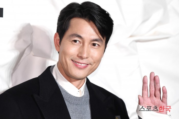 Jung Woo-sung attends the opening event of Louis Vuitton Maison Seoul held in Cheongdam-dong, Seoul Gangnam District on the afternoon of the 30th.At the event, Bae Doo-na, Song Min-ho, Jung Woo-sung, Gong Yoo, Ha Jung-woo, Choi Woo-sik, Cha Eun-woo, Exo Sehun, Han Ye-seul, Suhyun, Jessica, Isom, Chloe Moretz, Alicia Bcannesder, Chinese actor Dirirava, Hong Kong actor Lim Ga-heun and Filipino actor Ann Curtis attended.