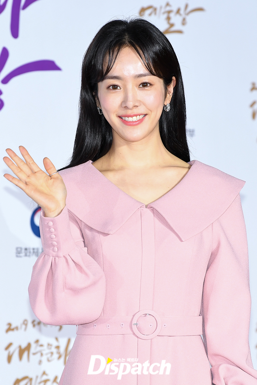 Red Carpet, the 2019 South Korea Popular Culture and Arts Award, was held at the Olympic Hall in Bangi-dong, Songpa-gu, Seoul on the afternoon of the 30th.Han Ji-min boasted a refreshing vibe with a pink dress on the day.Meanwhile, the South Korea Popular Culture and Arts Award is a government award system designed to raise the social status of popular culture artists and encourage their efforts and achievements.