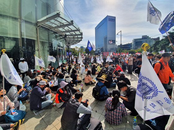 지난 9일 서울 광화문역 5번 출구 앞에 서울대 재학생과 졸업생 약 50명이 조국 당시 법무부 장관 사퇴 촉구 집회를 벌이고 있다. 남궁민 기자
