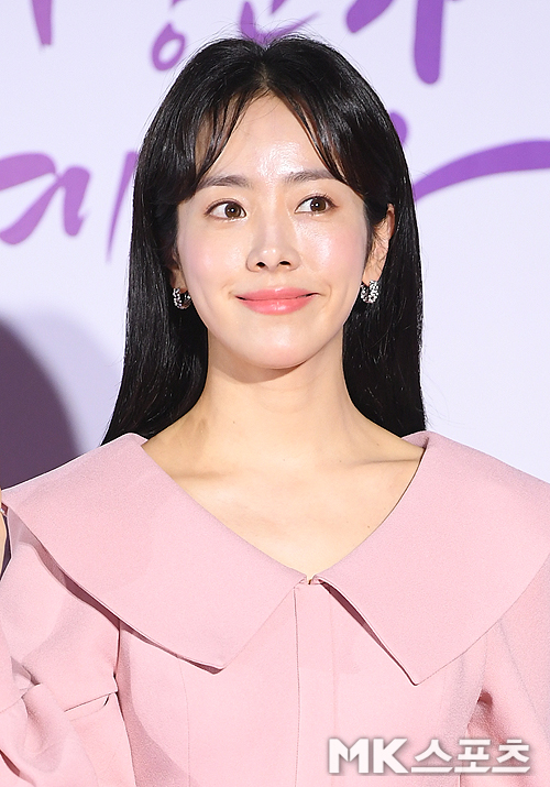The 10th Korea Popular Culture and Arts Awards Red Carpet was held at the Olympic Hall in Bangi-dong, Songpa-gu, Seoul on the afternoon of the 30th.Actor Han Ji-min attending the Red Carpet.The Eungwan Cultural Medal is awarded by Kim Hye-ja and Yang Hee-eun. The Presidential Commendation will be awarded by six people (team) including Yeom Jung-ah, Bae Cheol-soo, band spring and summer autumn winter, voice Actor Kim Ki-hyun, choreographer Seo Byung-gu, and film director Hong Kyung-pyo.Eight prime minister commendations were selected, including Kim Wan-sun, Kim Nam-gil, Kim Seo-hyung, Han Ji-min, Song Eun-yi, Sungwoo Lee Jung-gu, performer Ham Chun-ho and Drama director Cho Hyun-tak.