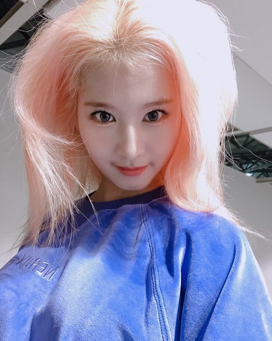 TWICE Sana reveals playful selfieSana posted an article and a photo on the official Instagram of TWICE on October 29: Do you like me like this?The photo released is a selfie taken by Sana herself, adding a cute smile to her sporadic hairstyle, which makes fans laugh.The beauty of the doll-like Sana stands out in the hairstyle that can not be controlled.minjee Lee
