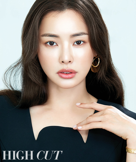 Lee Ha-nui has emitted an elegant glow.Lee Ha-nui boasted an alternative Irreplaceable You beauty through the star style magazine Hycutt pictorial published on October 31st.The distinctive dimples, eye-catching, positive energy-filled mouth showed off the basic mount and bright and healthy shiny Skins.The elegantly glowing Skins was dazzling enough to make her eyes drowsy.She is a healthy way of life, and she has made her original Skins healthy, and she has produced Noble Glowe Skins, which seems to come from the inside.Meanwhile, Lee Ha-nui will return as a super elite lawyer for the film Black Money, which will be released on November 13. Im looking forward to seeing what other exciting looks she will make in this film.minjee Lee